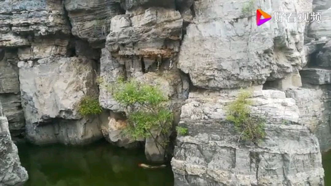 大型千层石假山,层峦叠嶂,碧水游鱼,造景格调豪放!