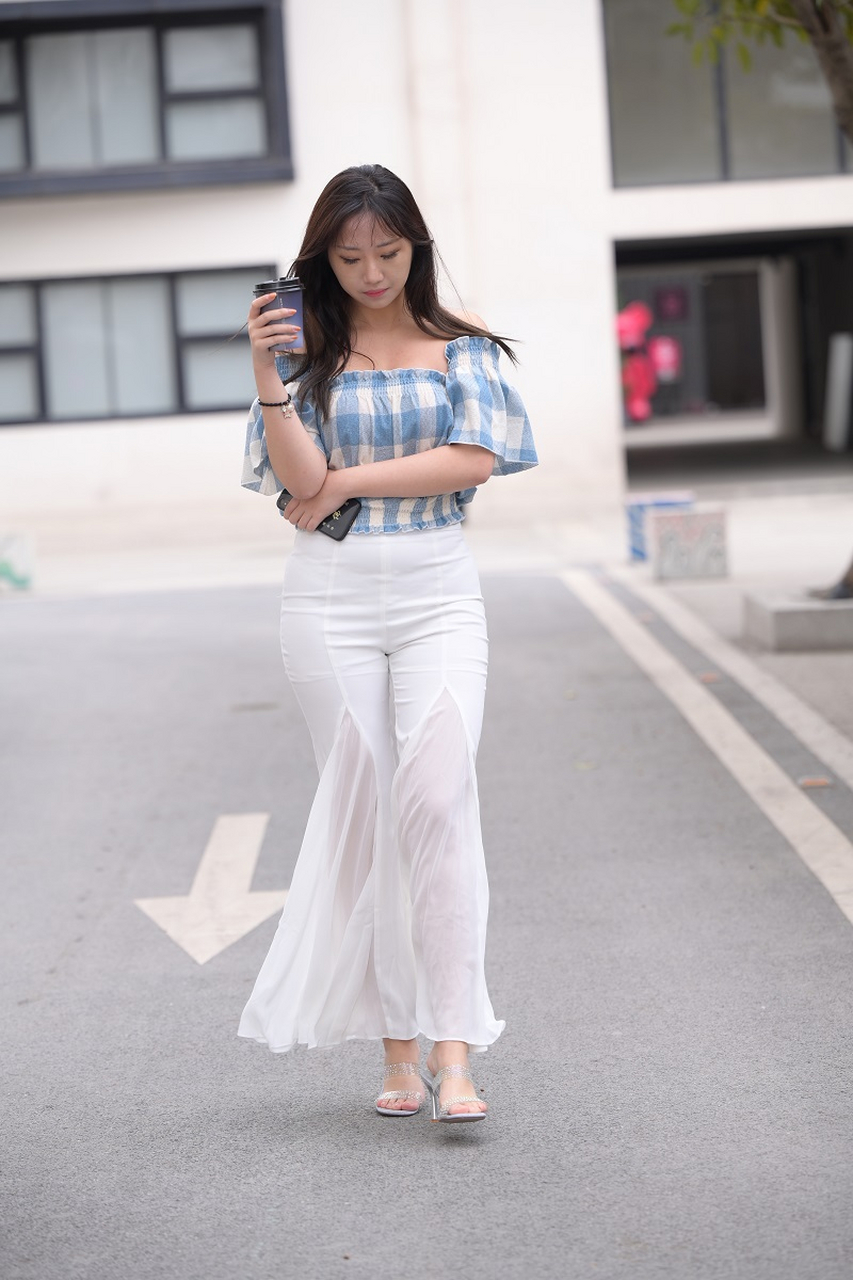 白色紧身裤永远是丰腴女人的最爱!