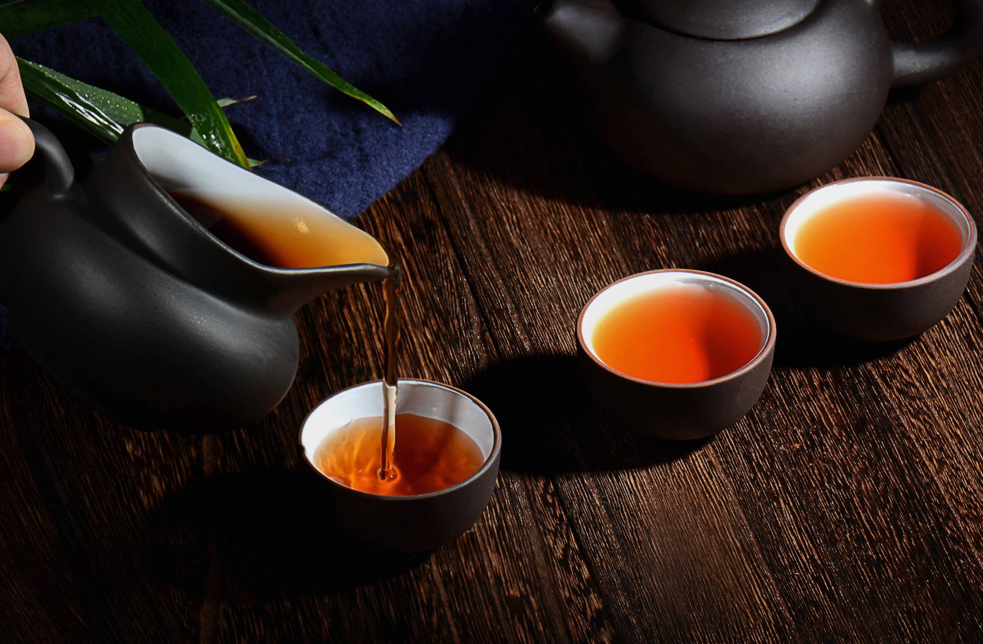 泛指可用于泡茶的常绿灌木茶树的叶子,以及用这些叶子泡制的饮料,后来
