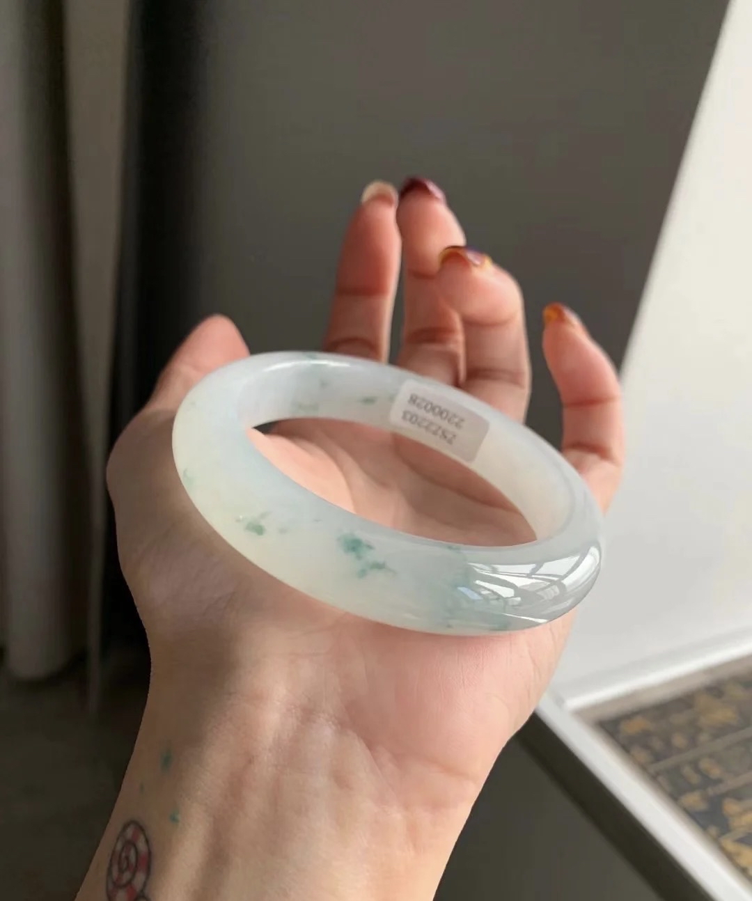 牛奶底飘花翡翠手镯