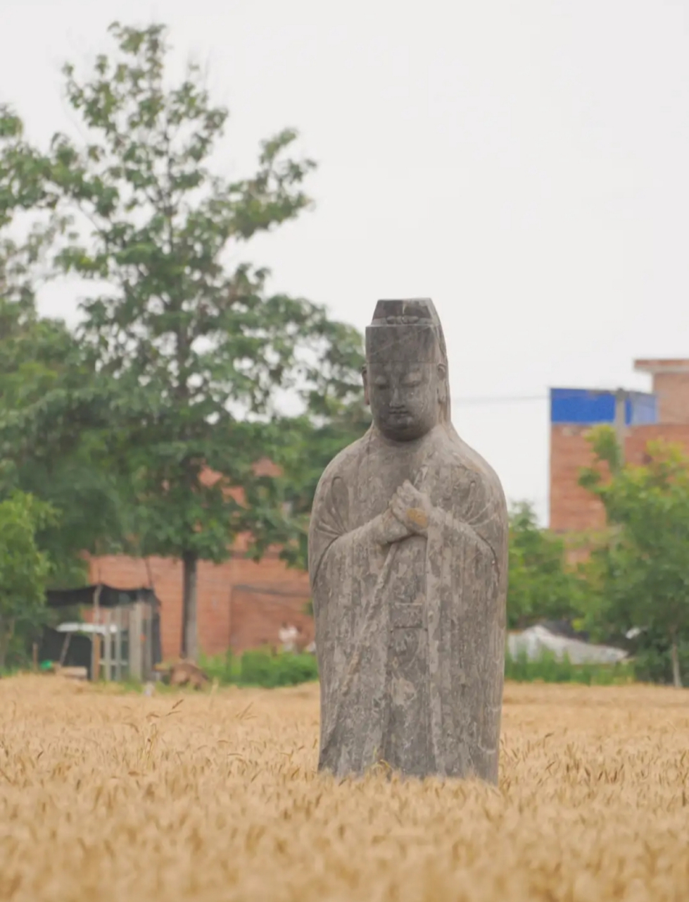 不见五陵豪杰墓,无花无酒锄作田[嘻嘻] 你们知道这是哪里么?