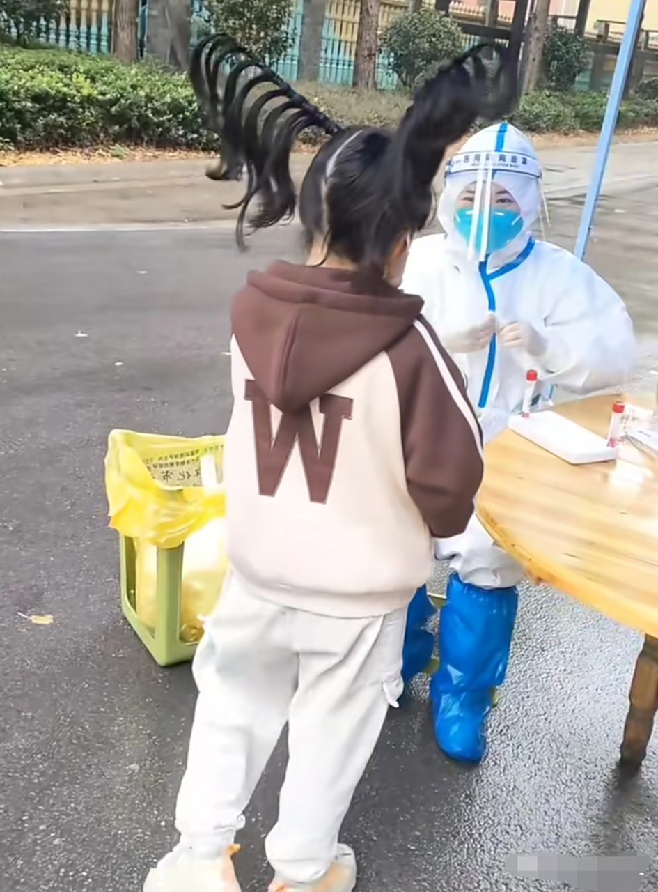 闺女的马鞭子发型,和天山童姥同款,漂亮吗?