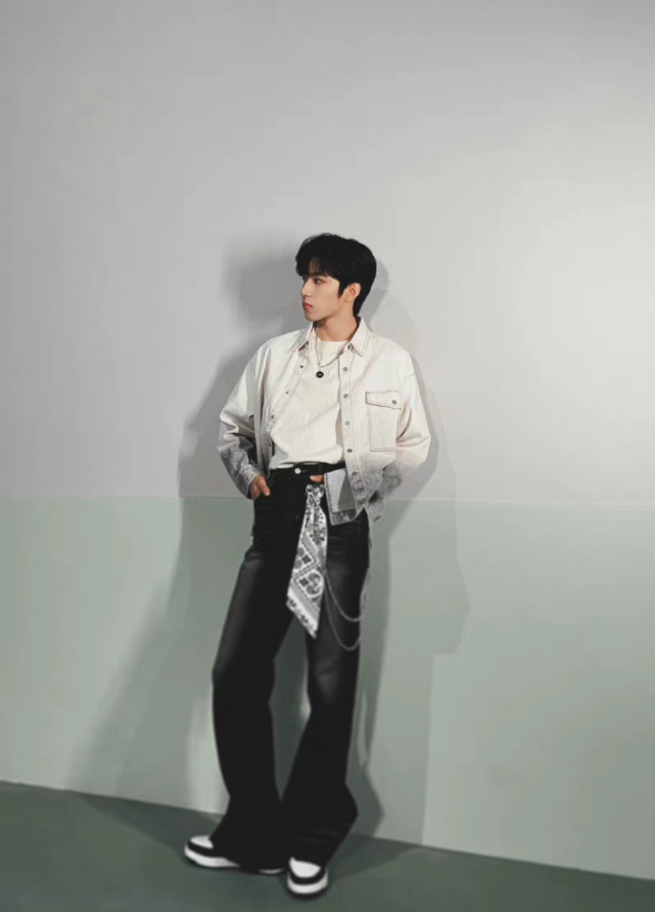 刘耀文# #百家号星火计划# 耀文这逆天的大长腿太抢镜了