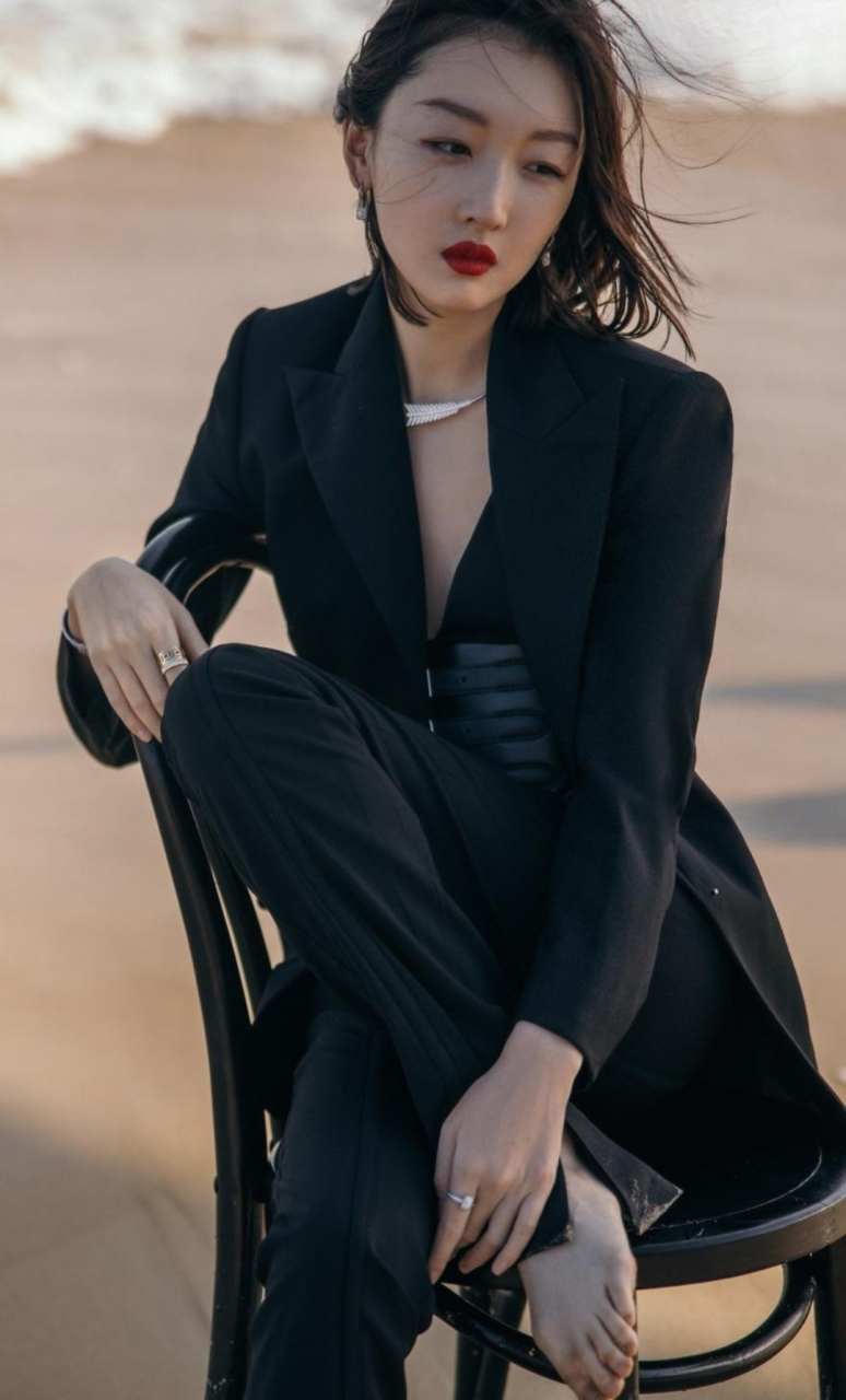 周冬雨这身深色西装造型,又美又飒,时尚优雅!