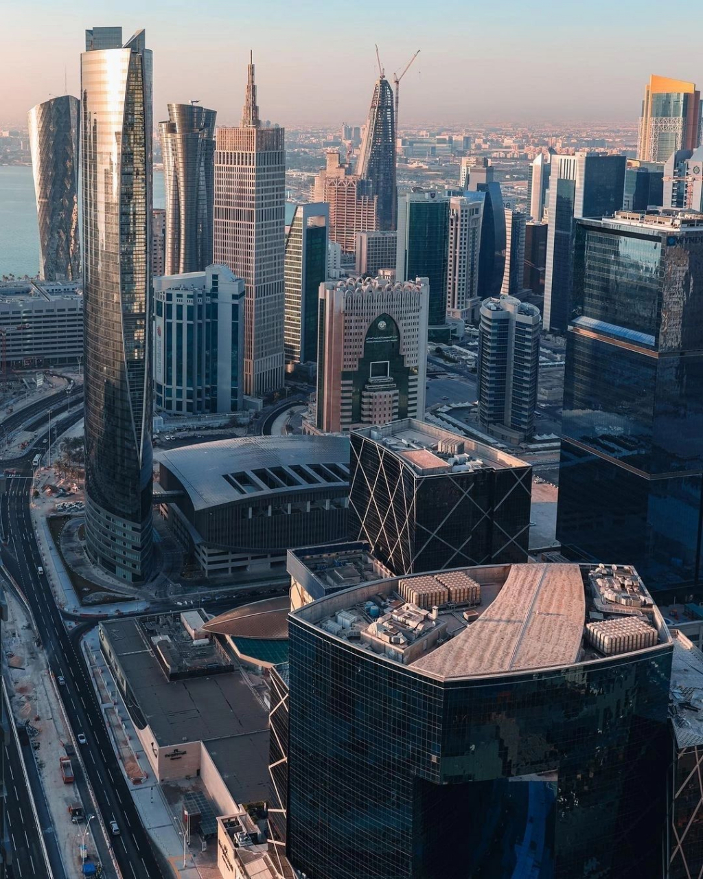 图为卡塔尔首都多哈,是波斯湾沿岸的重要港口城市,以盛产石油和天然气