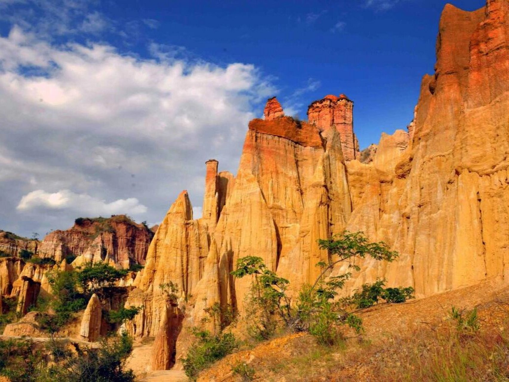 云南元谋土林  元谋土林,位于云南楚雄州元谋县物茂乡,与陆良彩色沙林