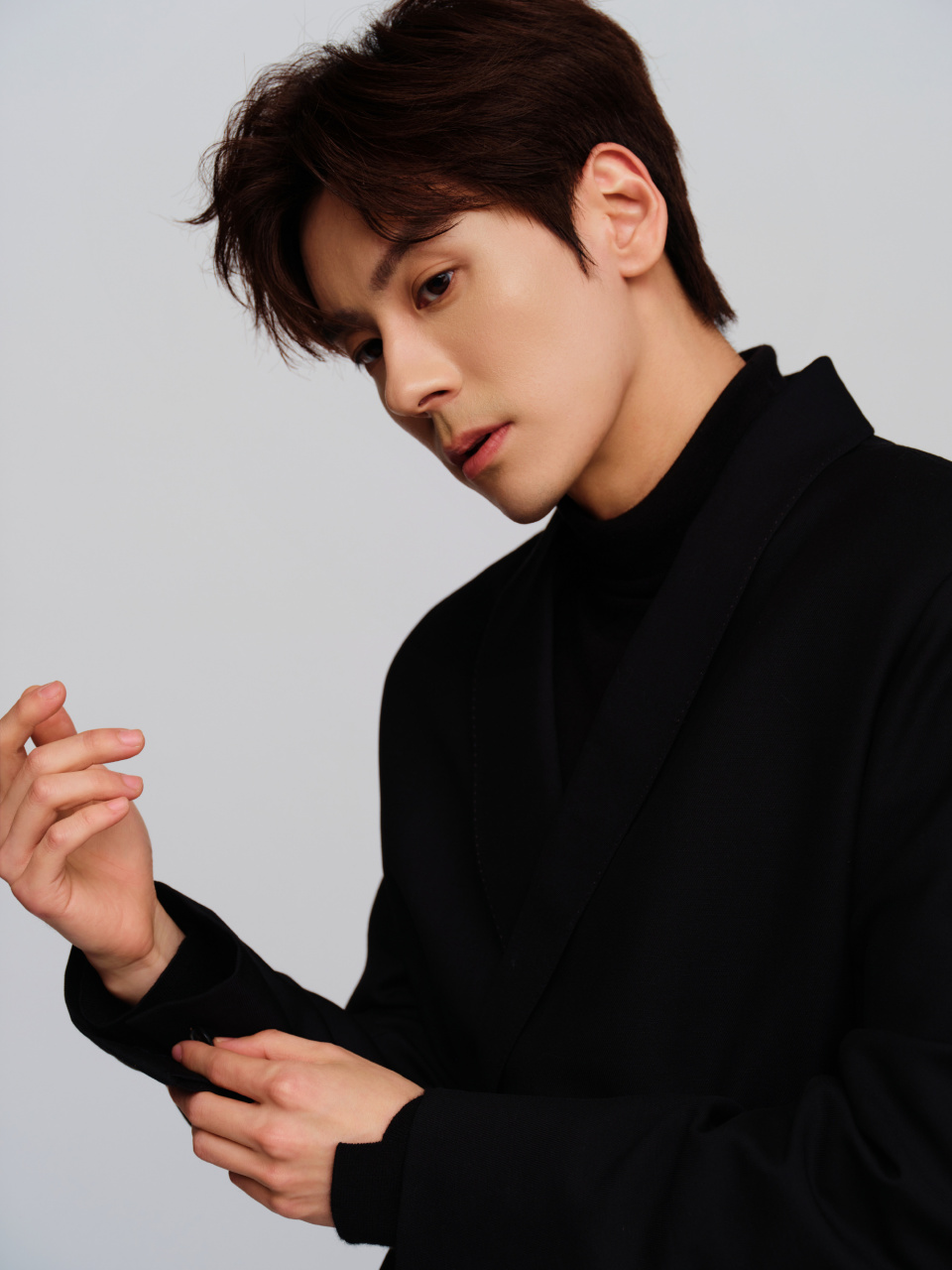 魏哲鸣帅气壁纸写真[给你小心心][绿丝带]