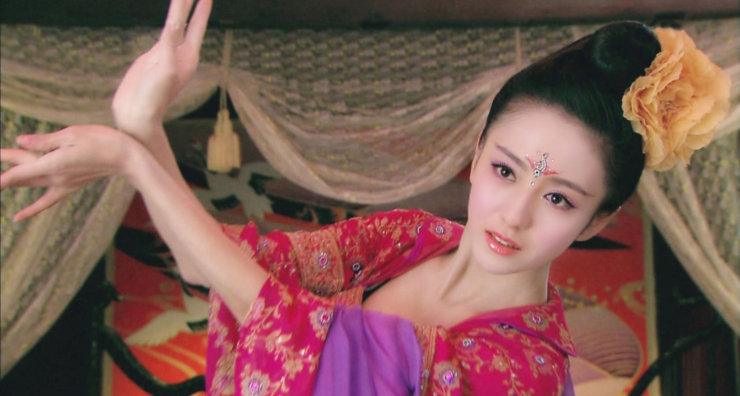 有一回,汉成帝带着赵飞燕在太液池泛舟游玩,中途突遇大风,险些将赵