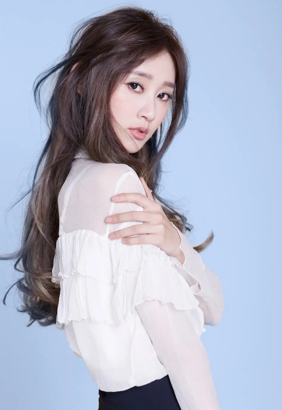 魏小也时尚写真,天然面孔,穿上白色雪纺衫超美,少女感十足
