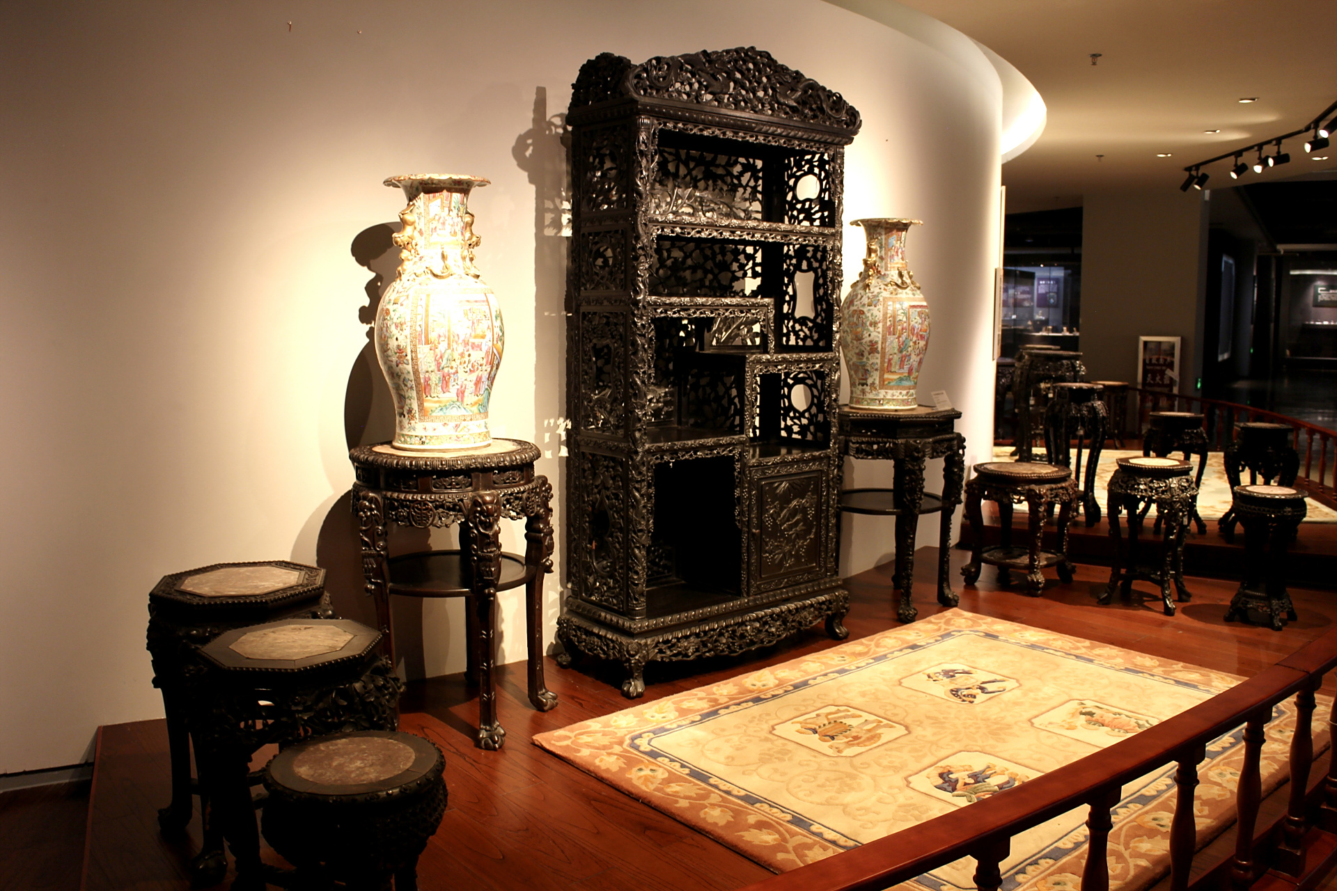 广州十三行博物馆3:--广东五常酸枝家具      清代广式家具畅销欧美