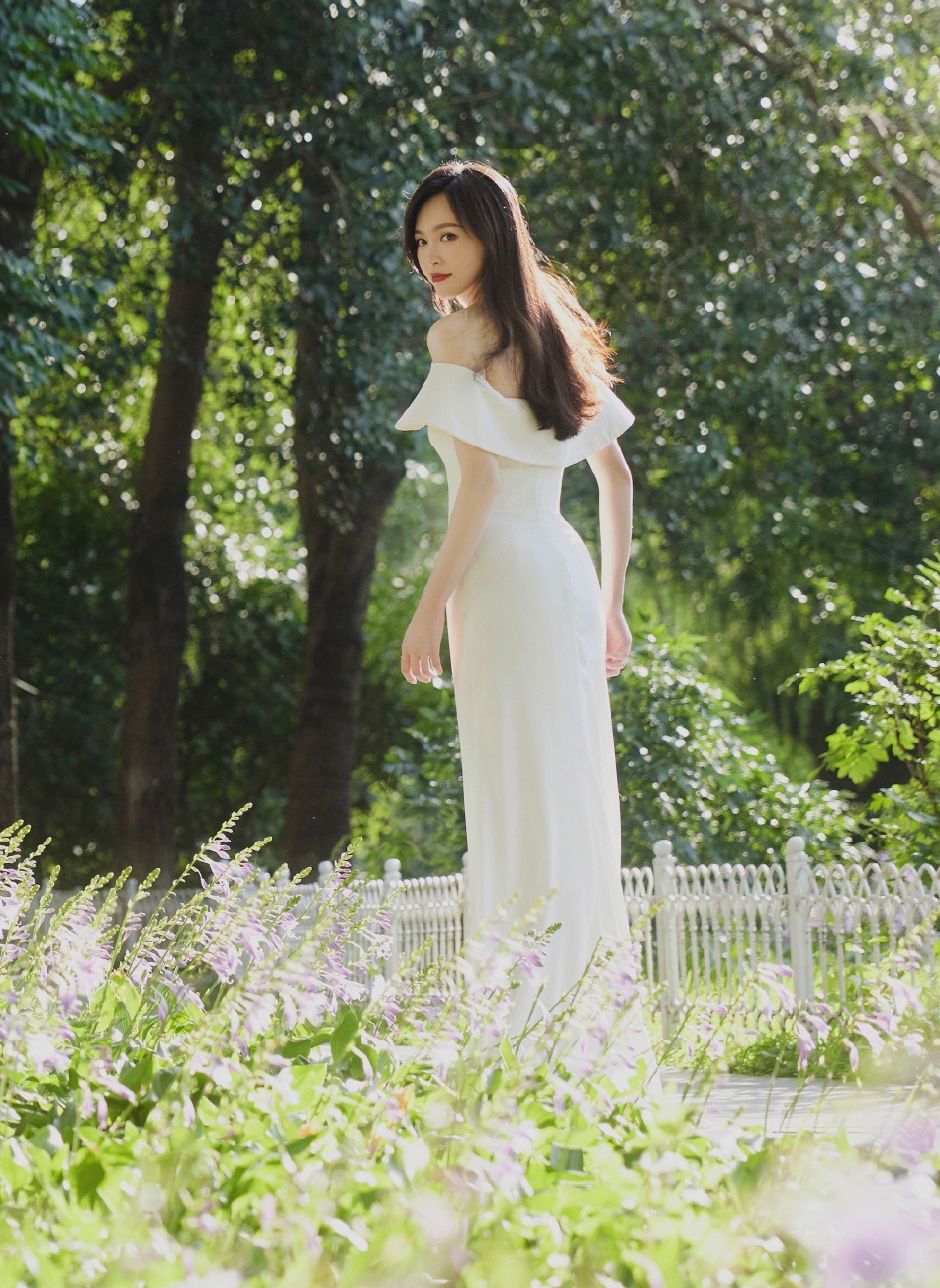 组图：唐嫣白色露肩长裙大片曝光夏日绿茵中长发翩然温柔缱绻