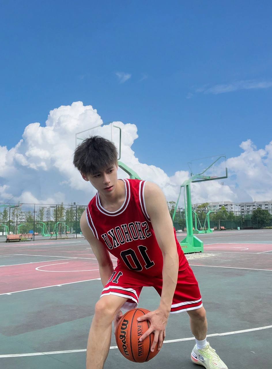 想看185cm的鲜肉帅哥在篮球场上打篮球吗? #体育生