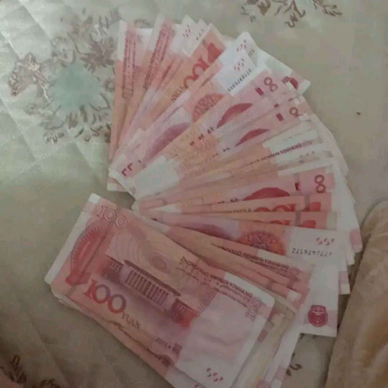 晚上回到家,发现沙发上有2500块钱,我问孩子,这钱是哪来的?