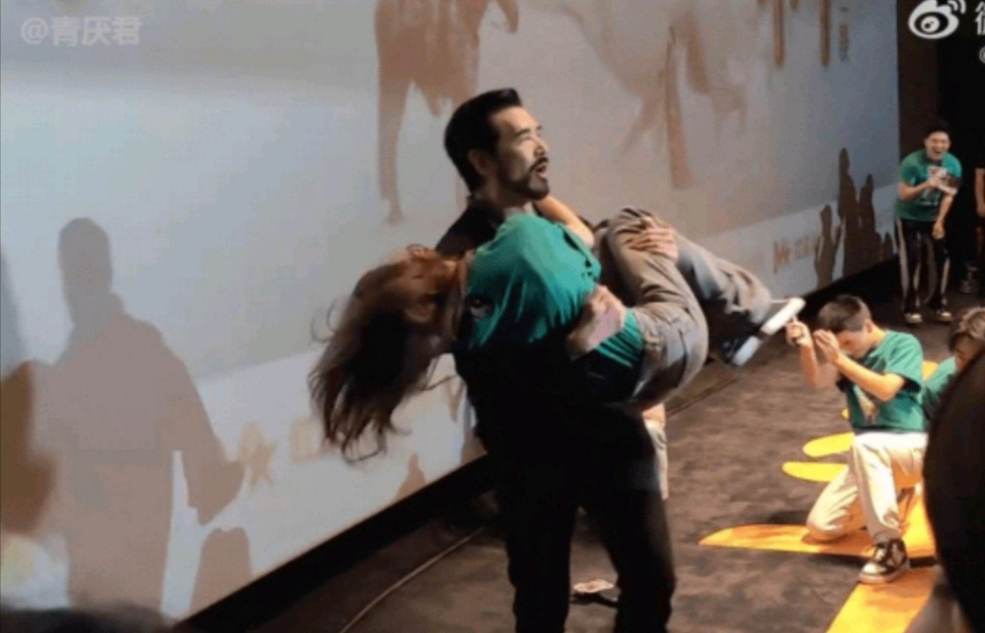 63岁费翔轻松横抱170🈶️肌肉美女娜然转圈,你让内🐟细🐶男的