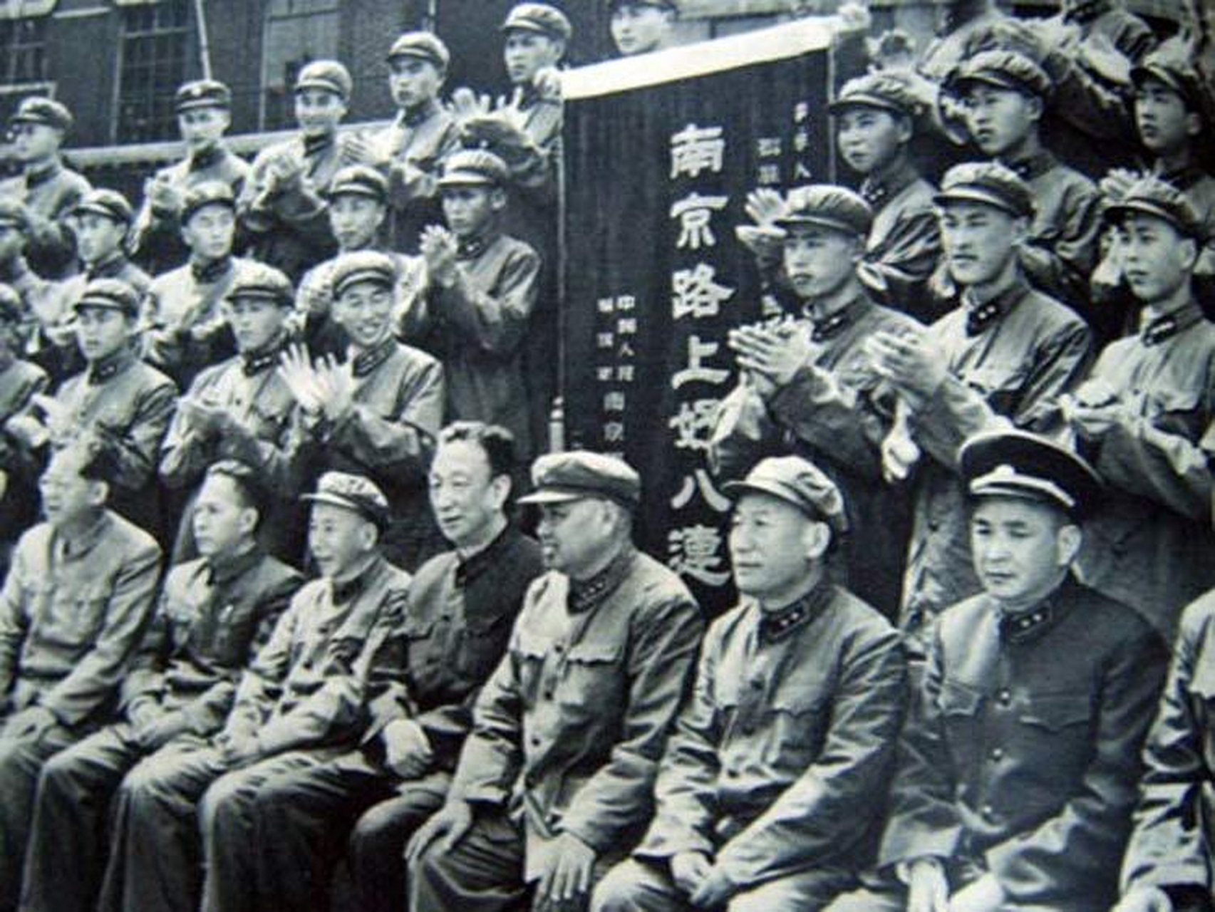 1963 年4月25日,国防部批准授予"南京路上好八连"的光荣称号.