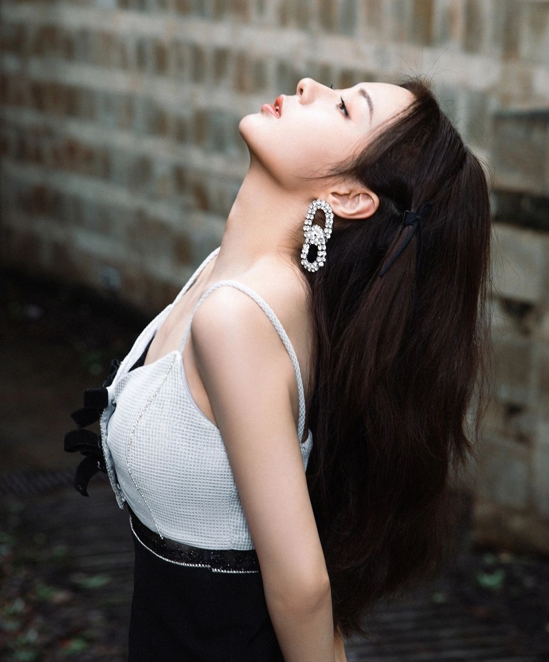 郑合惠子长直发吊带裙侧颜好美,仙气十足!