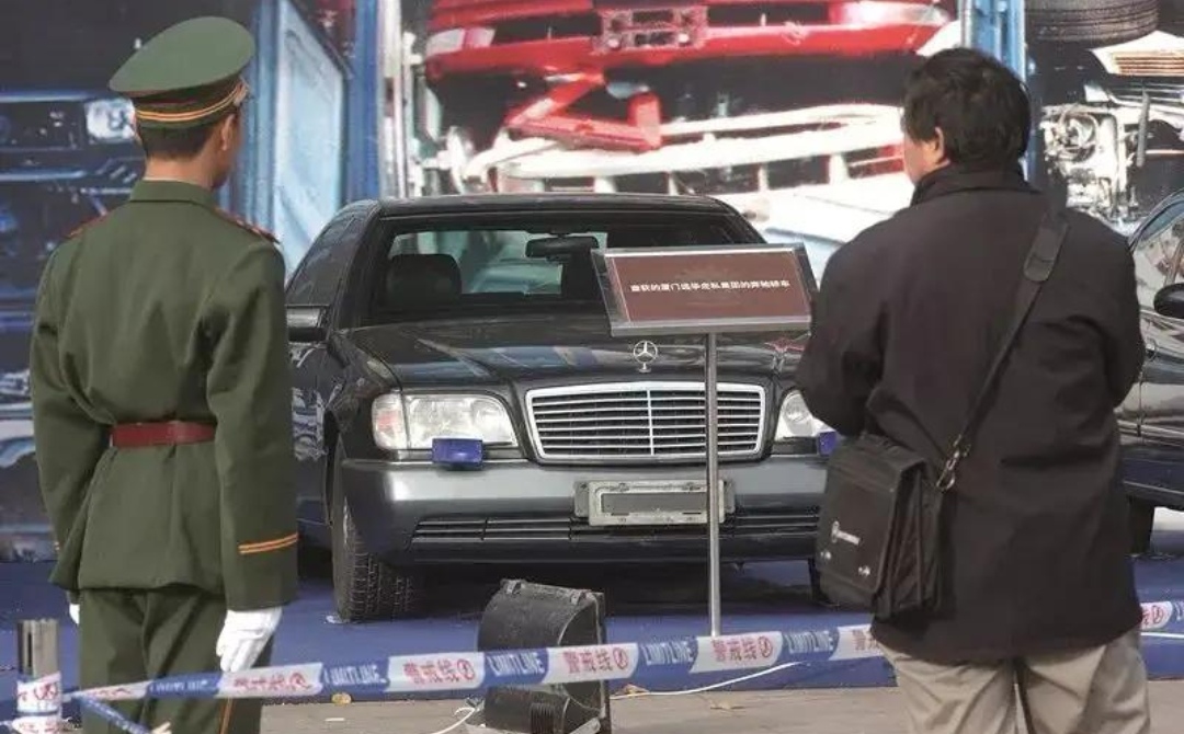 一位漂亮的女报关员行色匆匆地走进了蛇口海关报关大厅