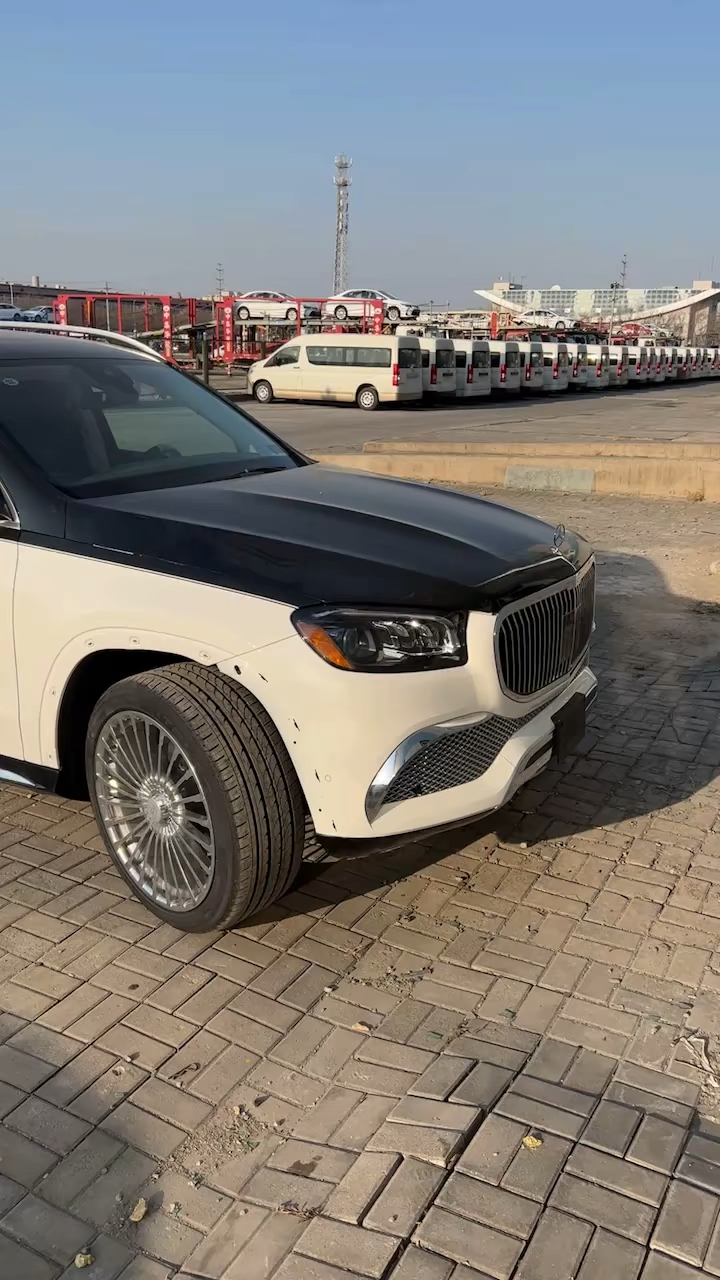 gls450白色升级迈巴赫黑白双拼外观白色奔驰的车友参考一下这个改装