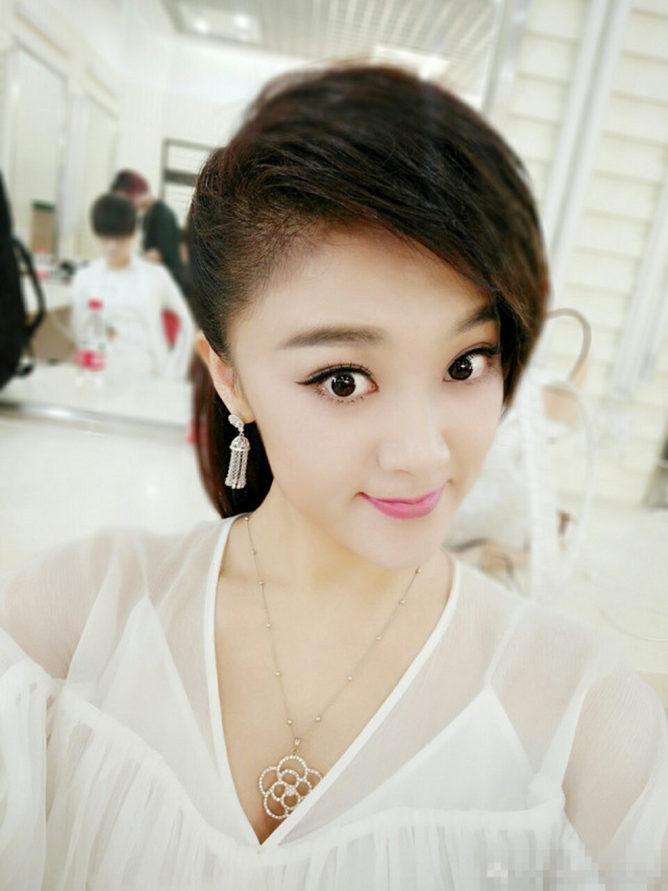 王小玮,中国内地女歌手,青年双排键(电子管风琴)演奏家,玖月奇迹成员.