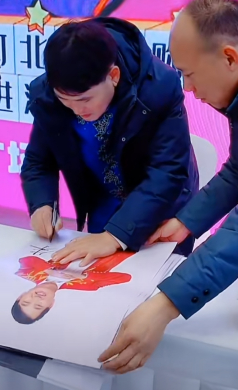 著名歌唱家大衣哥的书法其受欢迎的程度是令人想不到的,甚至是有不少