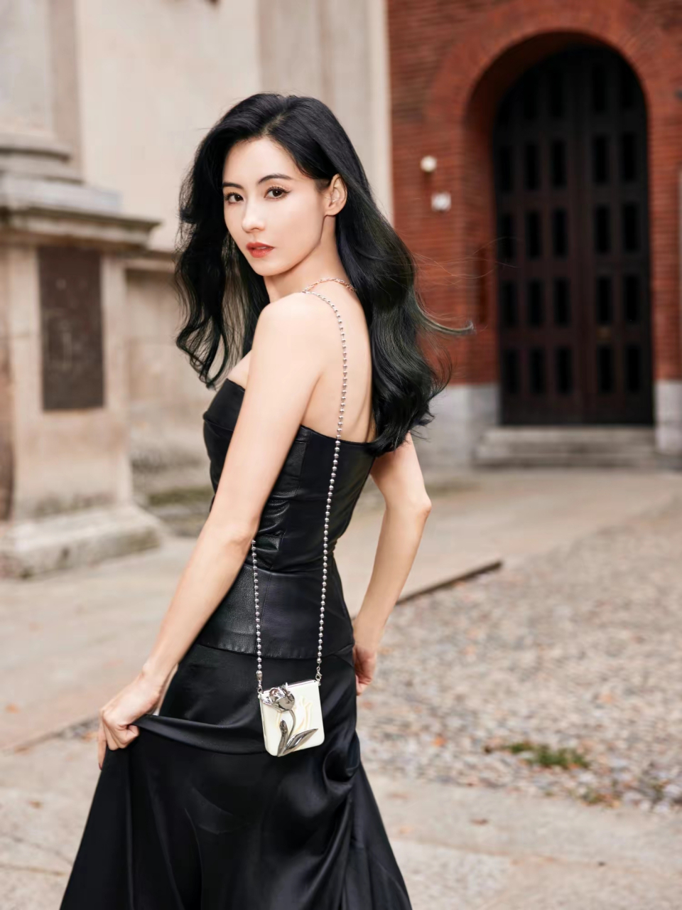 43岁张柏芝神颜不改,黑色抹胸长裙亮相米兰时装周,完全看不出是三个