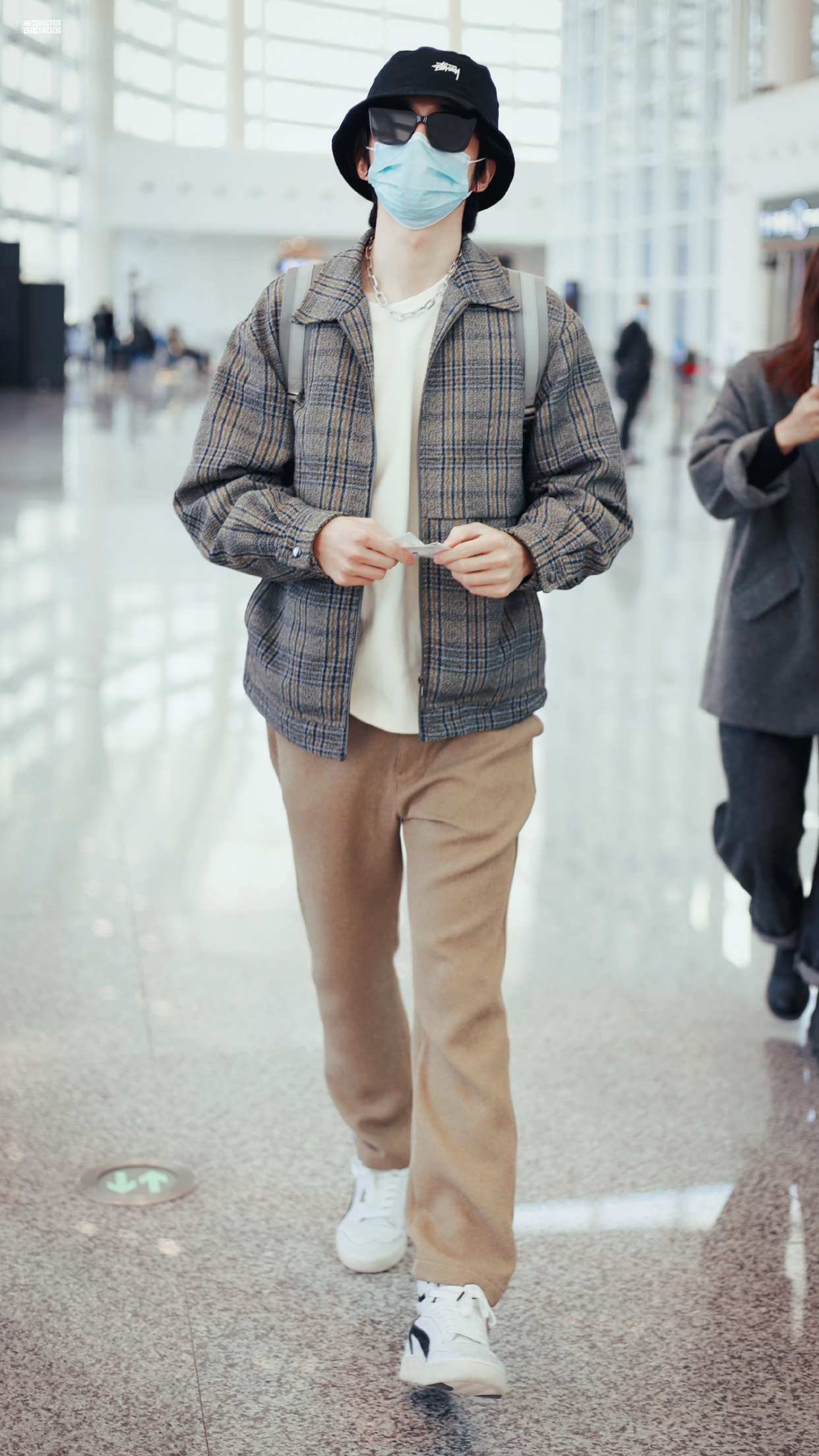 张新成机场造型,格纹夹克搭配棕色休闲裤,清爽干净