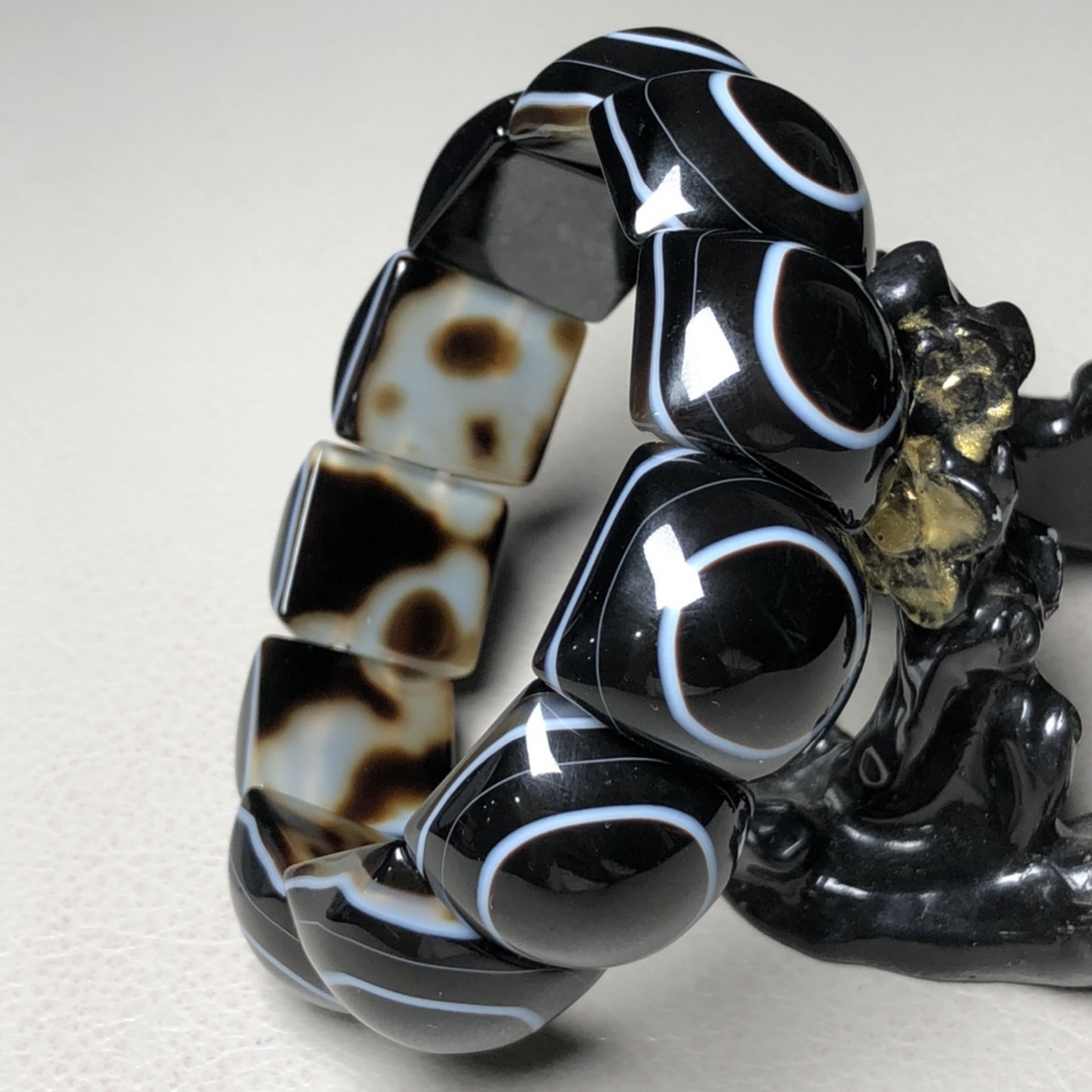 手链 尺寸:21*13毫米*11颗 收藏价值:天眼石是地球成岩运动中和沉积育