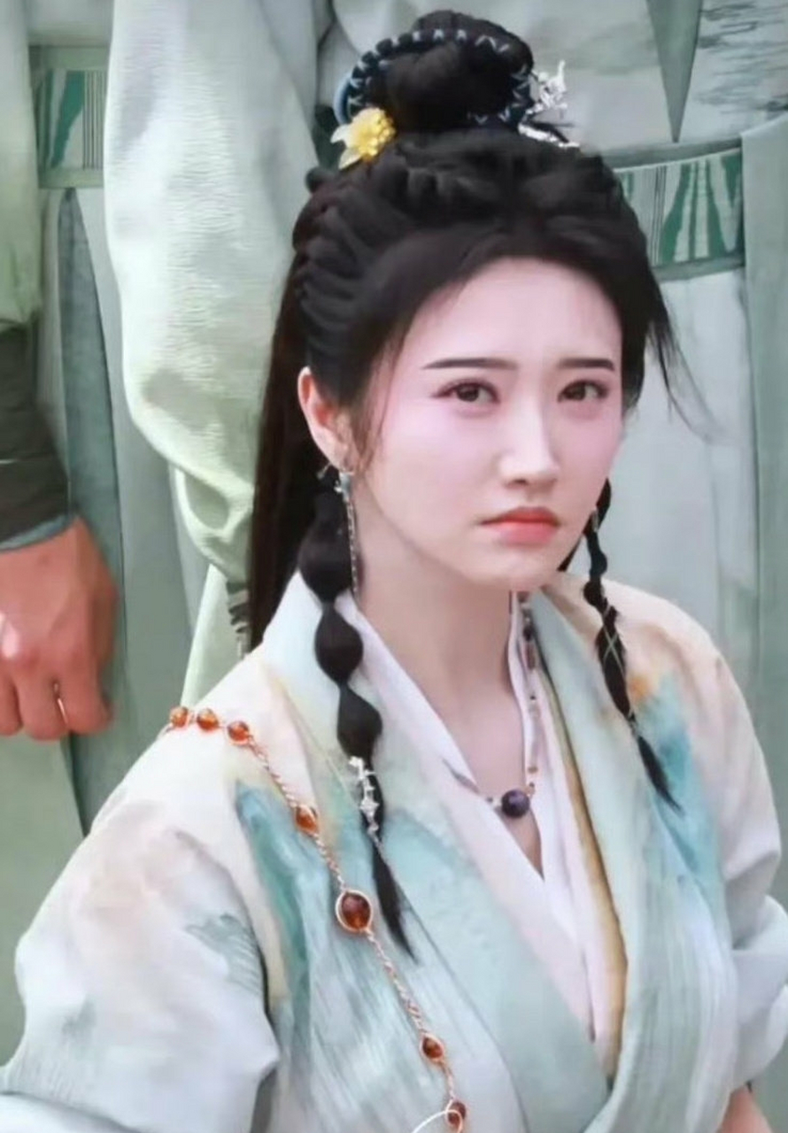 景甜《四海重明》里的这个眉毛,我总感觉是想要仿照司藤的细眉但手艺