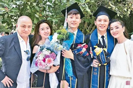 汤镇业前妻姜坤曝近况!国外秀大长腿仍貌美,独自养大3娃仍单身