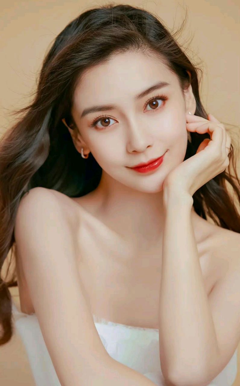 美女们托腮拍照!个顶个的美! 你最喜欢谁?