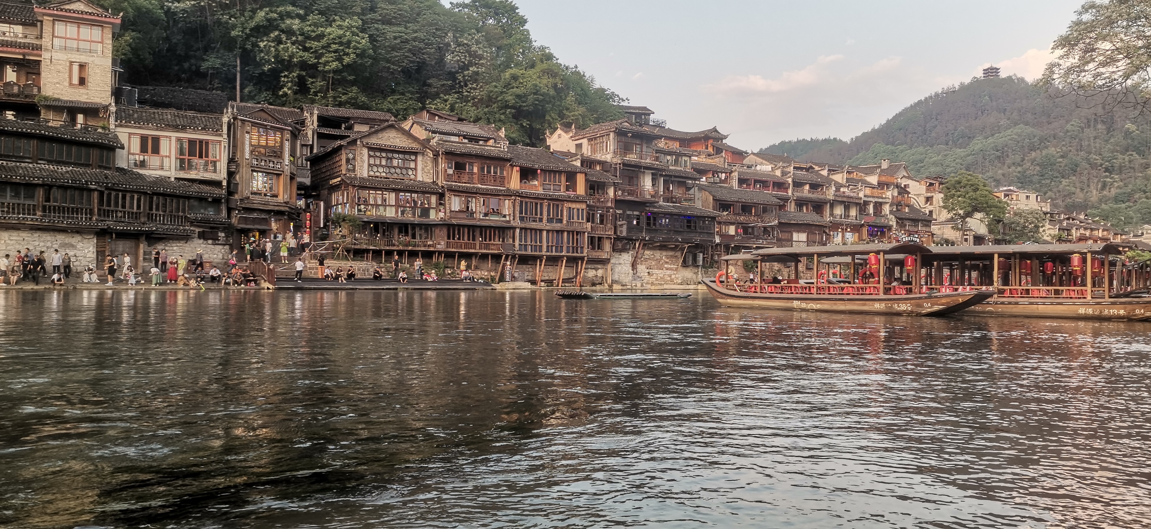 凤凰县沱江河优美的夜景