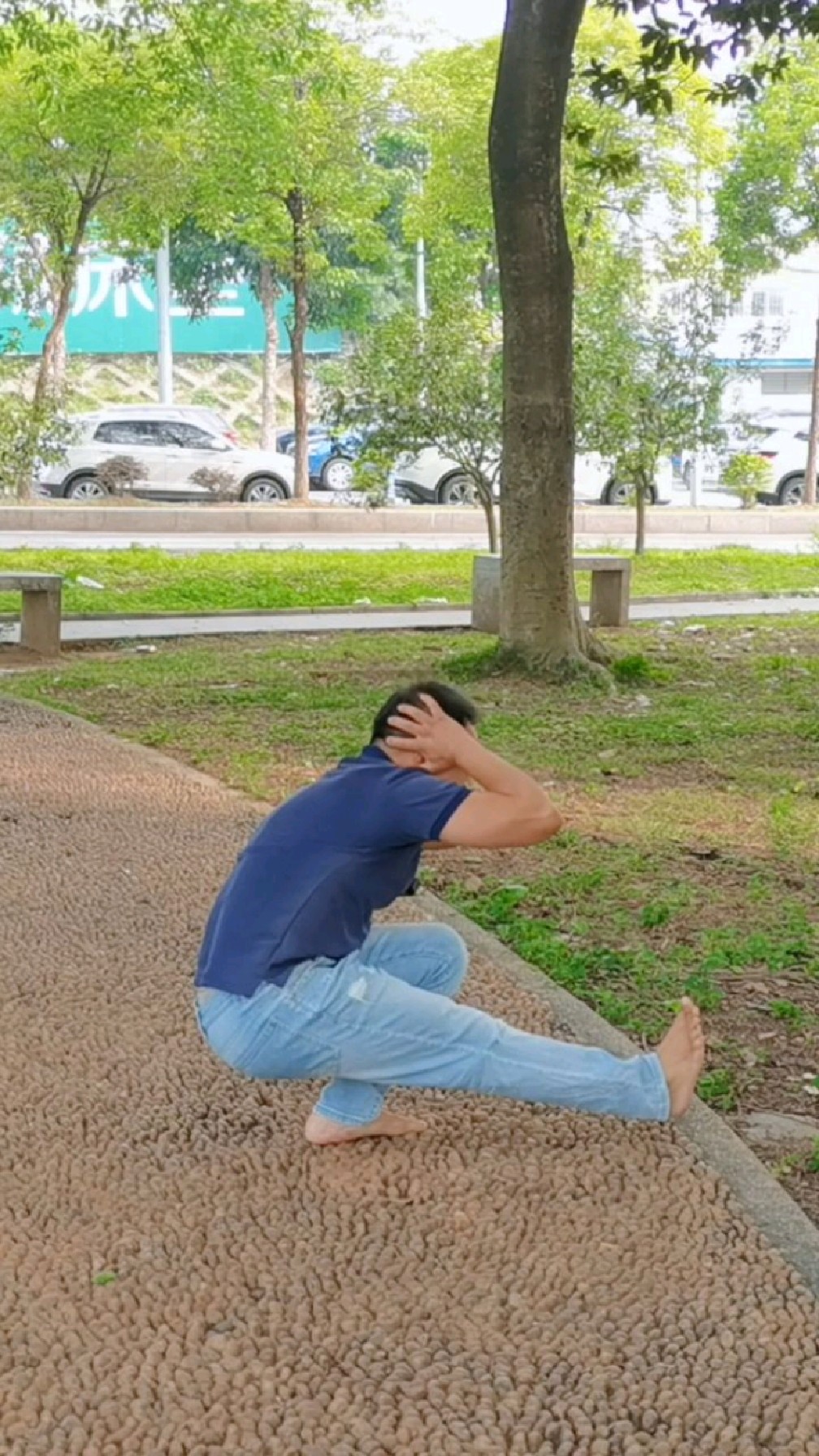 抱头深蹲一般人做不了,不行你试试