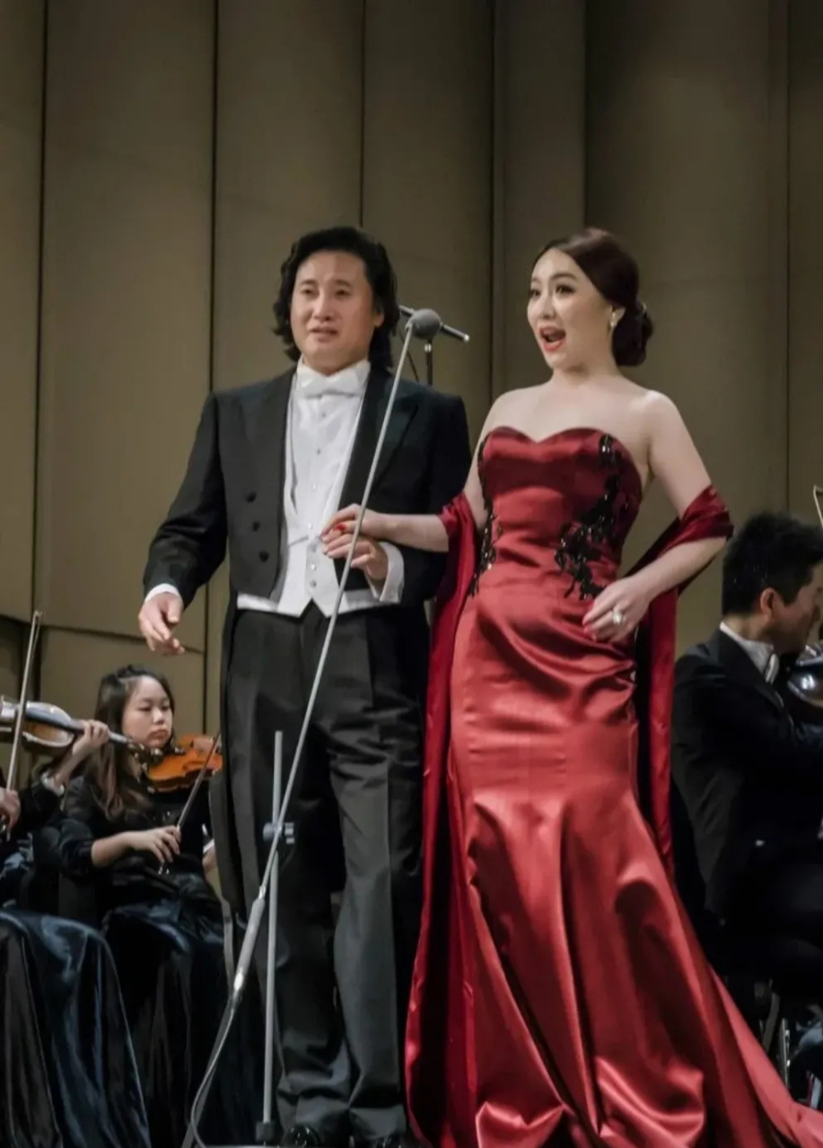 沈腾的姐姐沈娜,著名女高音歌唱家.