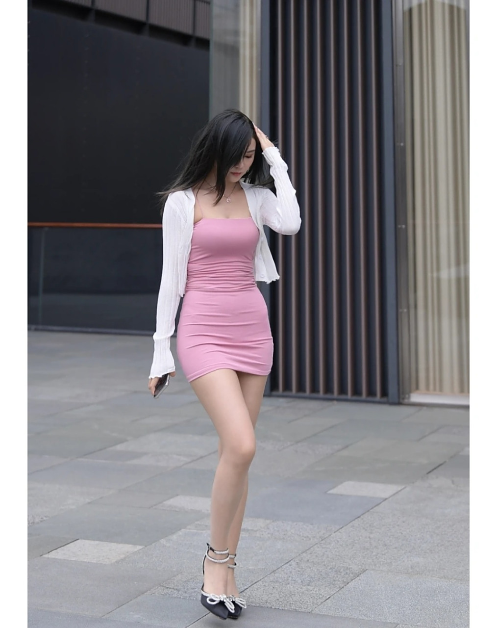 街拍粉色连衣裙美女#时尚街拍# #性感好身材