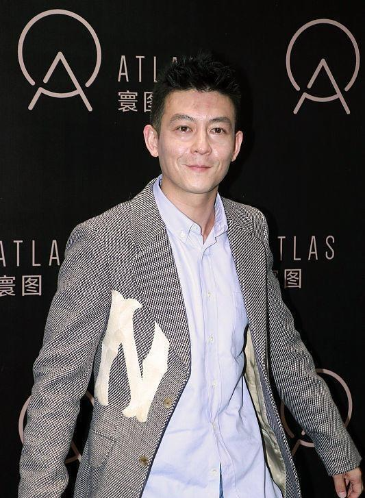 陈冠希活动近照流出,西装配牛仔裤依然痞帅,但脸上皱纹很显憔悴