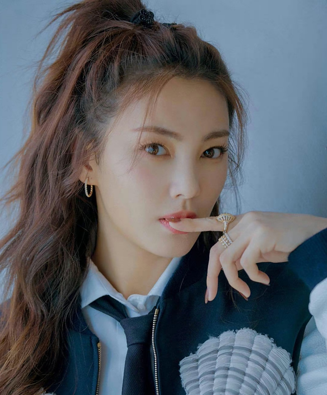 张雨绮# 身穿学生制服套装,清纯甜美的容颜,纤瘦高挑高挑身材,白皙