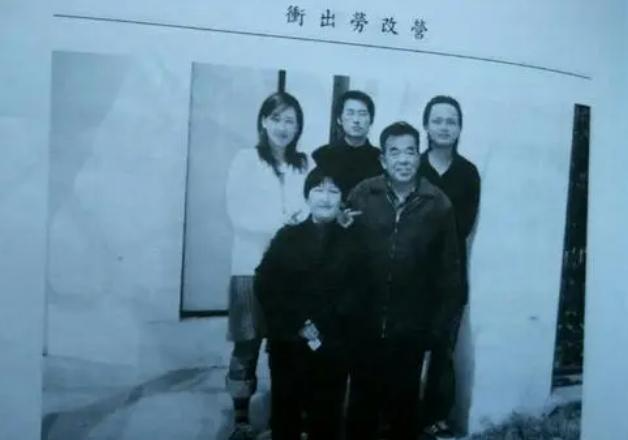 徐洪慈曾一年越狱3次,第4次逃到蒙古国,娶小20多岁漂亮护士