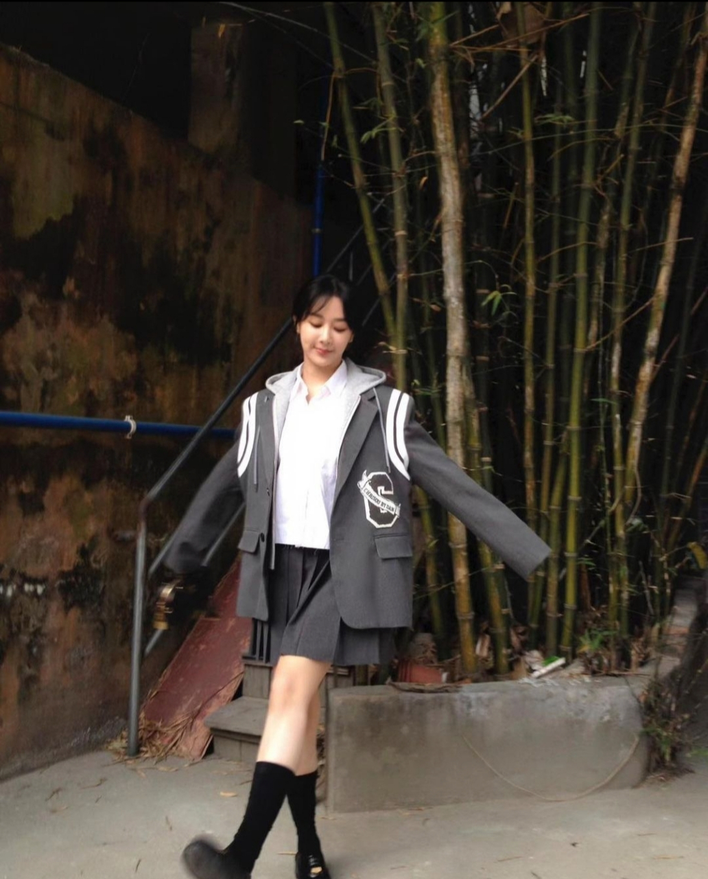 杨紫穿灰色jk制服,清纯俏丽,温柔甜美,少女感十足!