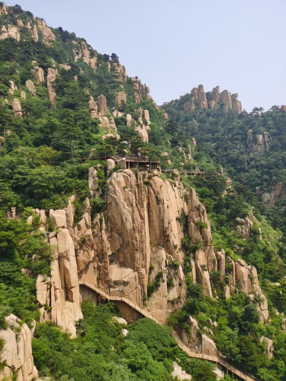 《乱刀峪》位于秦皇岛市海港区大新寨镇大石窟村,是一处怪石林立,树木