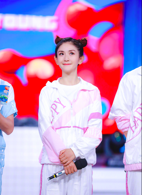 谢娜生孩子后,穿粉色运动服扎双丸子头很少女,哪像39岁的?