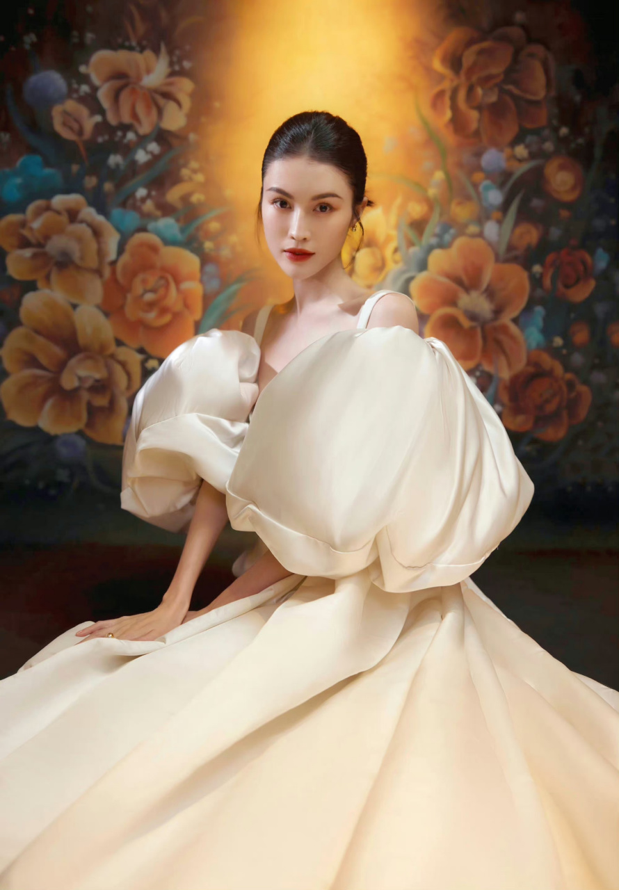 何穗  吊带连衣裙  大长腿