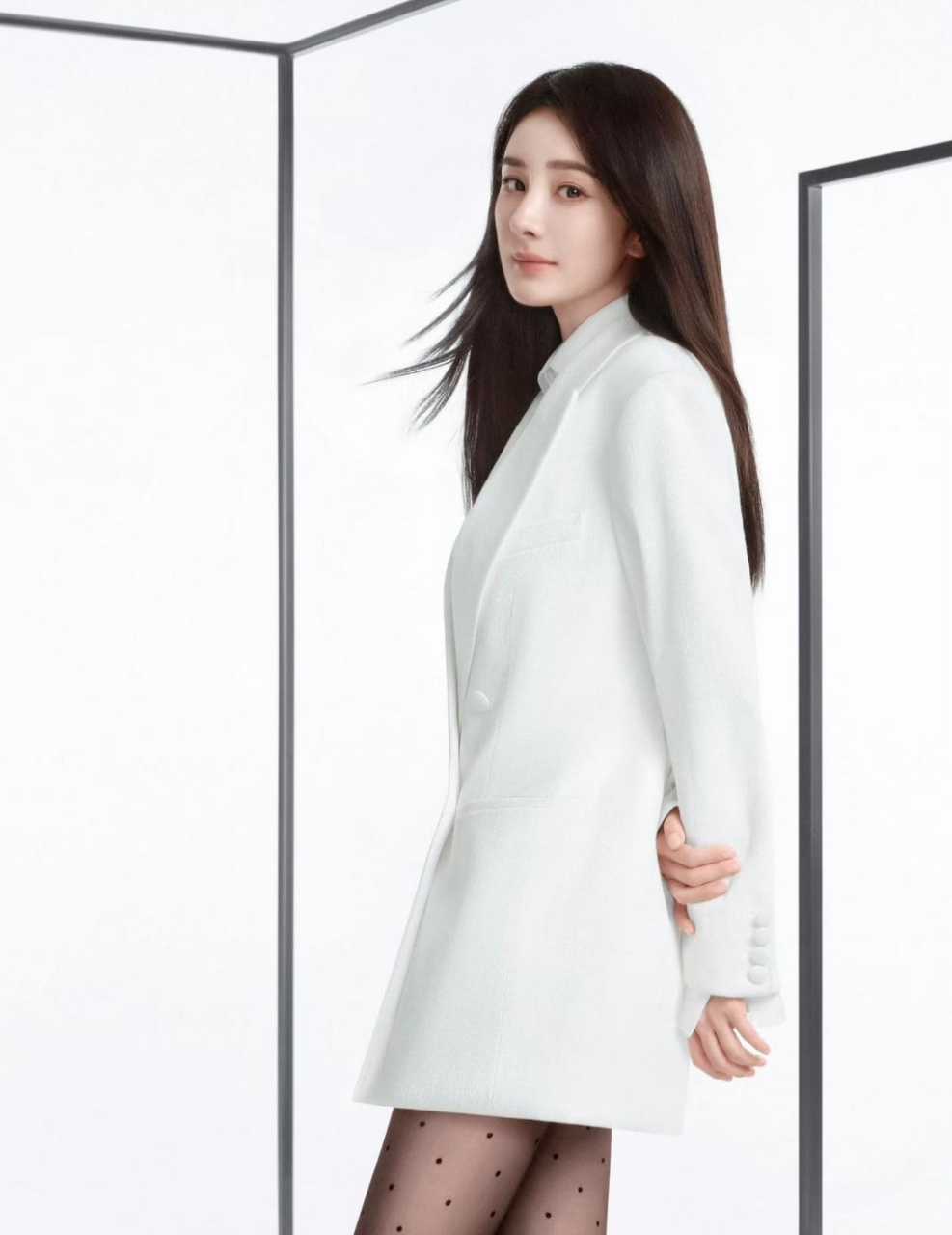 看杨幂穿着白西服优雅大方,配着黑色波点黑透肤袜子,妖娆性感,妩媚动