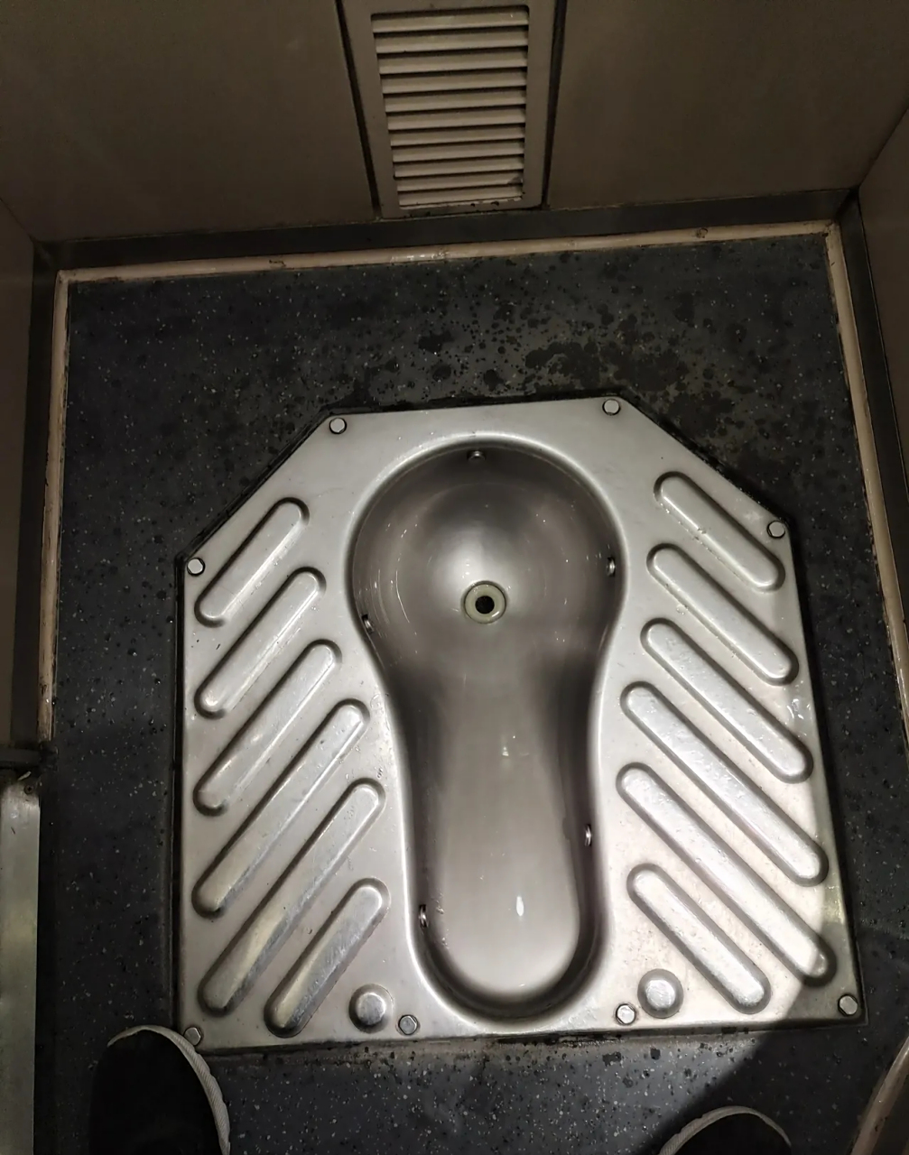 第一次坐动车,肚子一阵痛,急忙跑到厕所,.