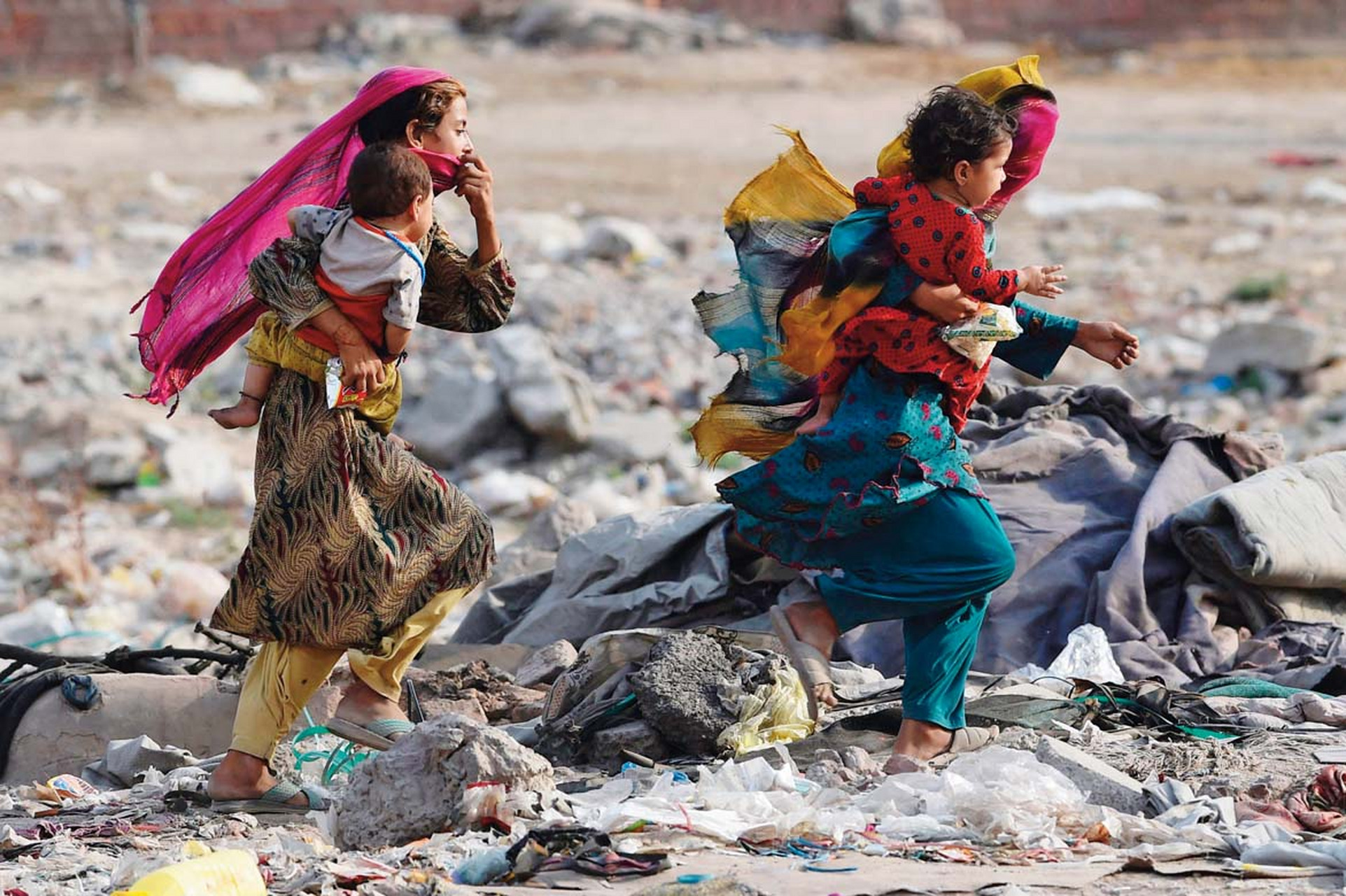 根据中国地震台网正式测定,10月11日08时41分在阿富汗北纬34