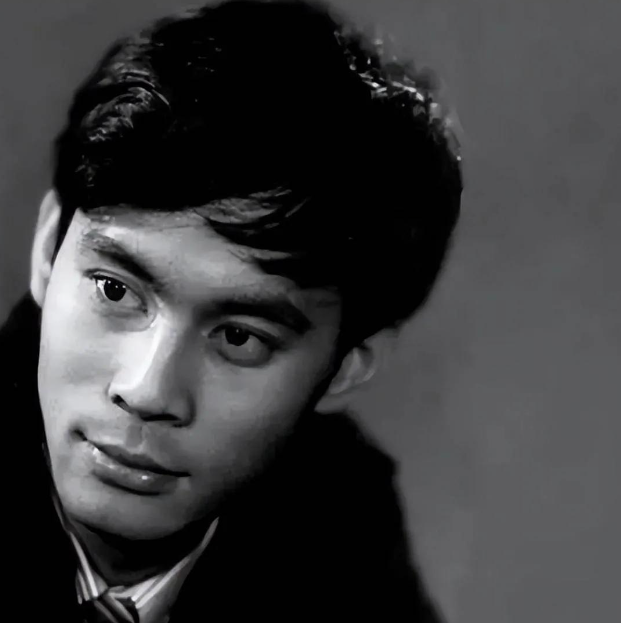 演员张山娶圈外妻子陈丽达.如今两个也女儿出嫁了,他还好吗?