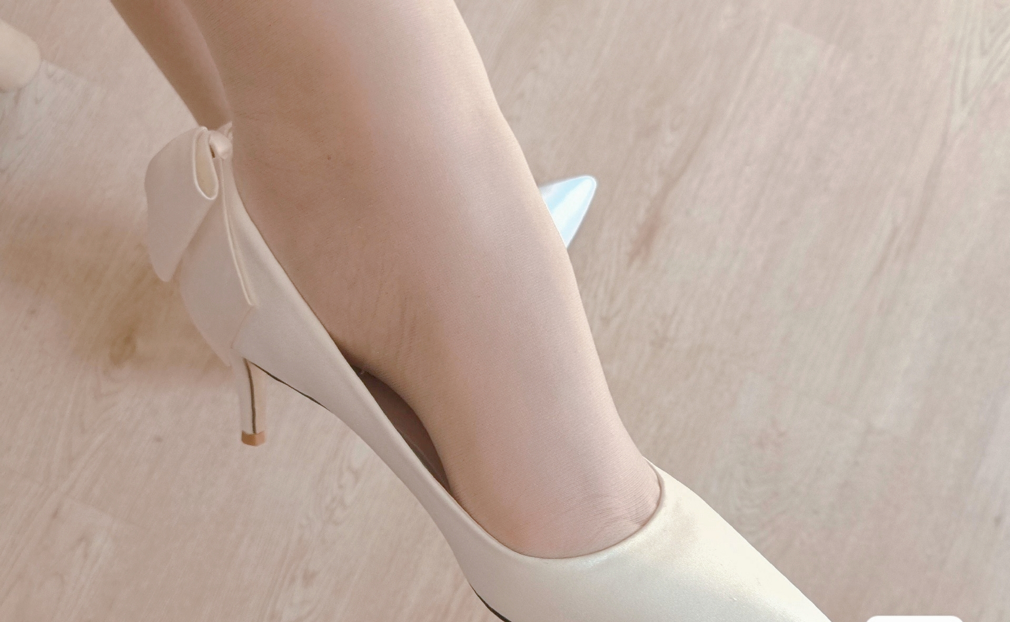 最唯美的白色,最纯真的感觉! #丝袜# #美腿丝袜高跟鞋# #美脚