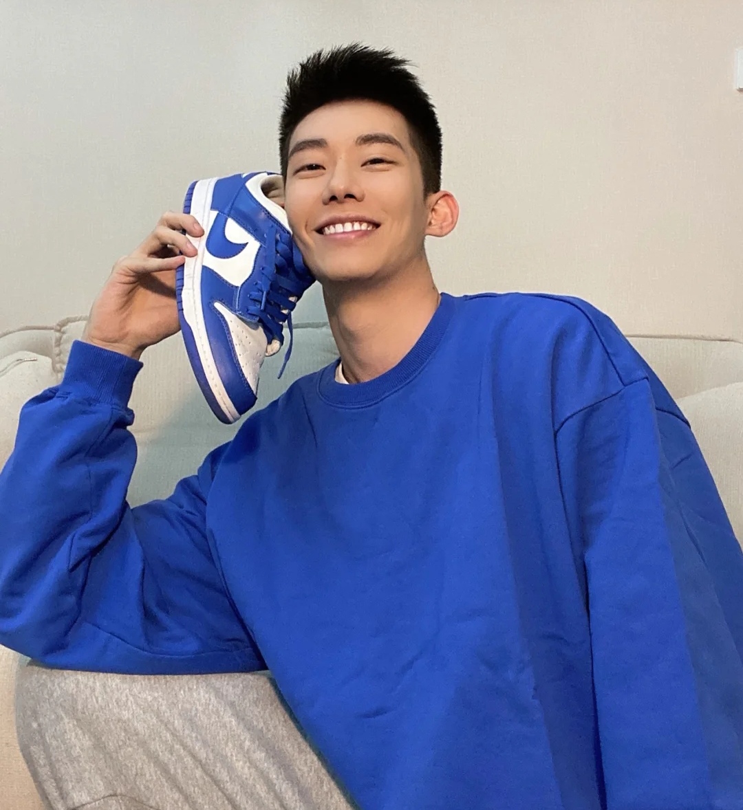 斯文清秀,爱笑小奶狗,一张英俊可人的脸,少年感十足的帅弟弟!