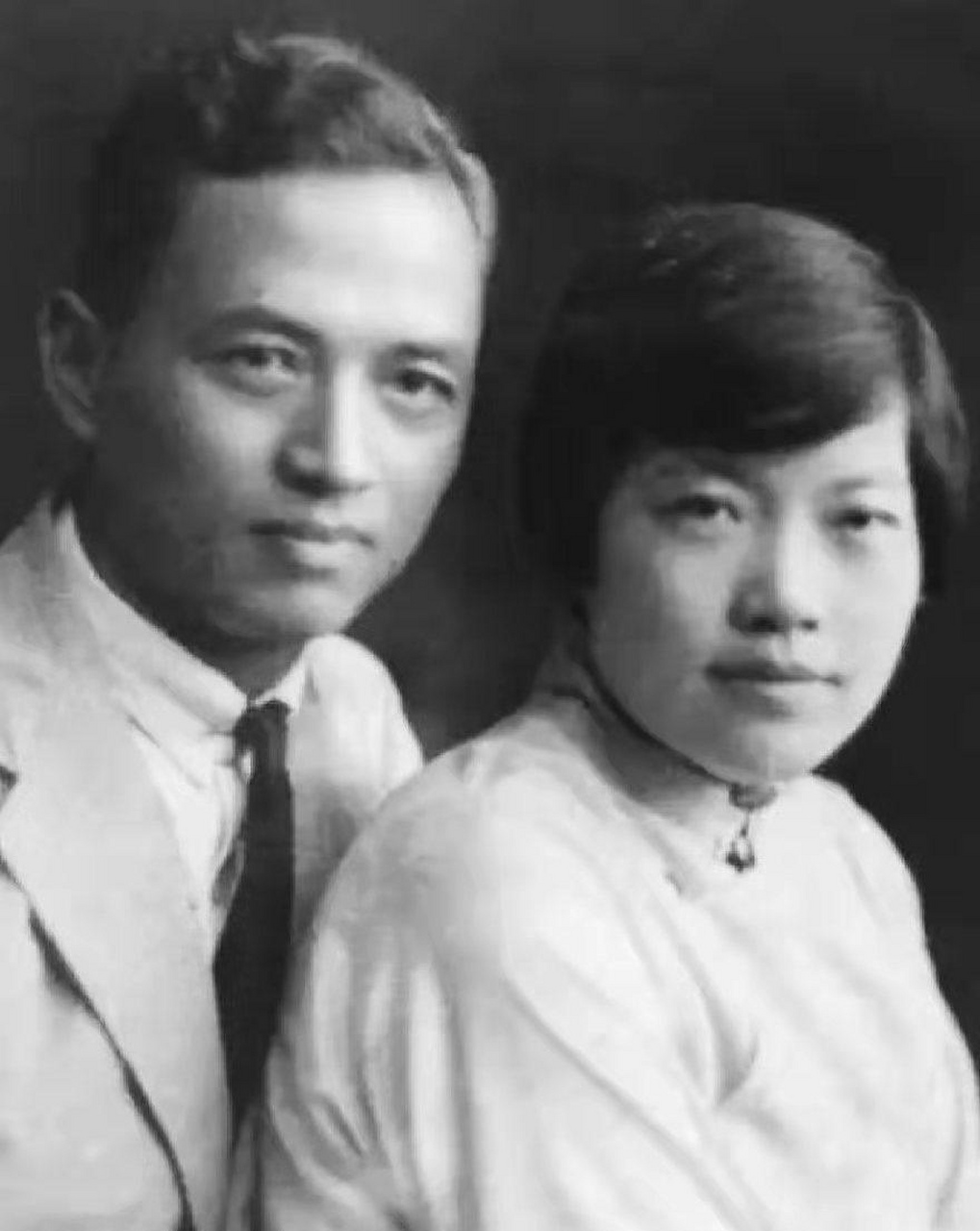 1923年,26岁的许淑彬嫁给33岁的李四光,婚后两人恩恩爱爱