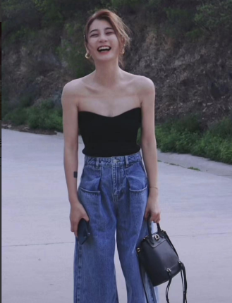 唐菀近况曝光!穿抹胸仰头大笑被催生