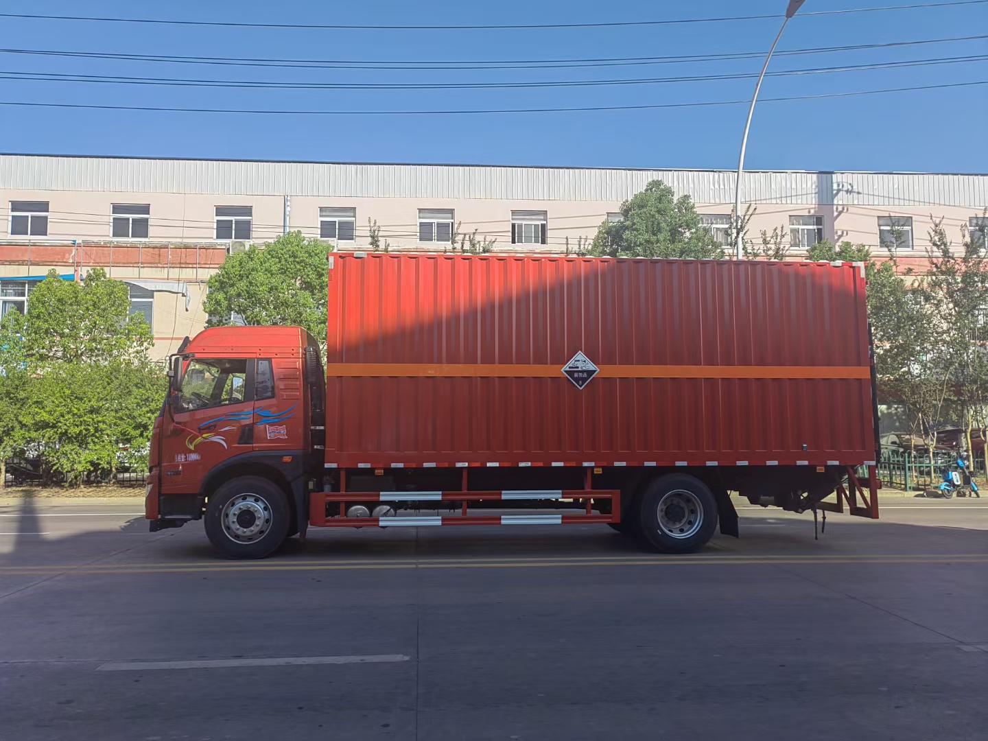 解放龙v6.8米8类腐蚀厢式车,可出爆破,气体,液体,杂项